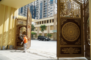 cổng nhôm đúc 4 cánh siêu nặng